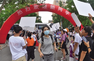 直擊現(xiàn)場(chǎng)：清華大學(xué)3700余名本科新生報(bào)到